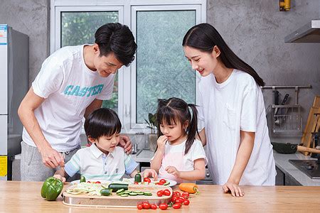 内容温暖老赵抱着儿媳在厨房做饭-传递家庭羁绊与温情